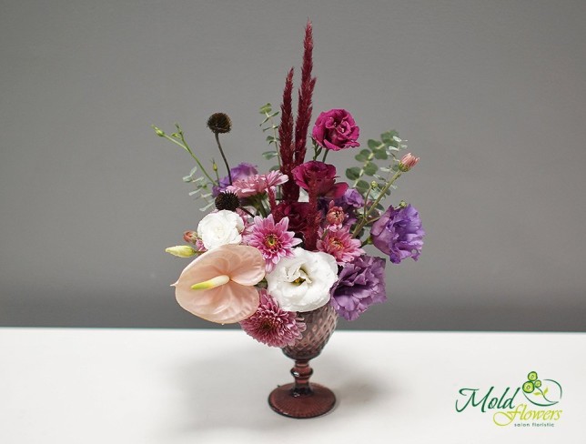 Compoziție într-un pahar de eustoma, crizantemă, anthurium și eucalipt foto